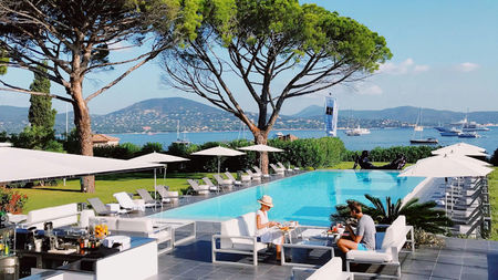 How Luxury Travellers Fill the Hour Between Check-In and Dinner