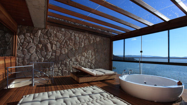 Brazil's Ponta dos Ganchos Awarded Coolest Bathrooms in the World
