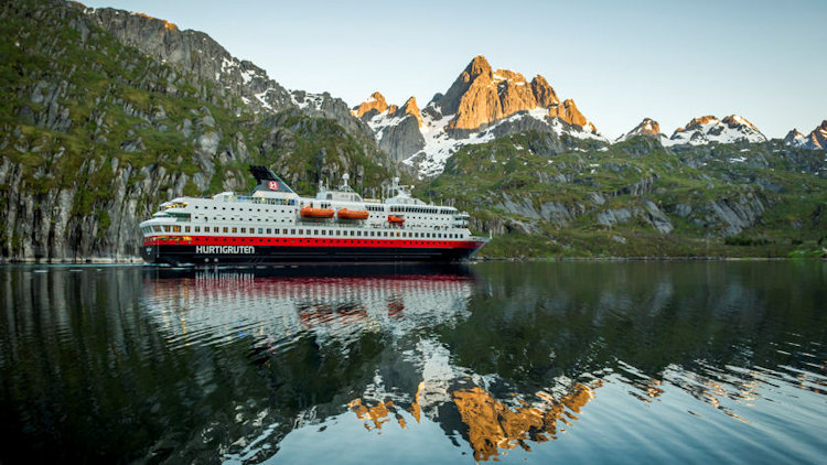 Hurtigruten Announces Risk-Free Bookings
