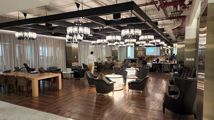 Choosing the Right Workspace: Serviced Offices vs. Traditional Offices in Dubai