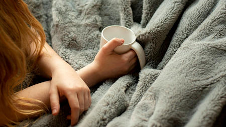 Cozy Up in the Skies: Discover the Perfect Blanket for Airplane Journeys
