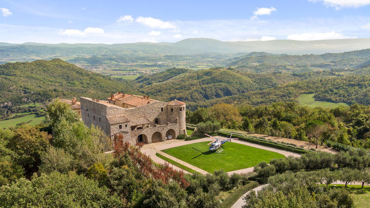 Mandarin Oriental Exceptional Homes Expands Portfolio with Iconic Umbrian Estate, Castello di Procopio