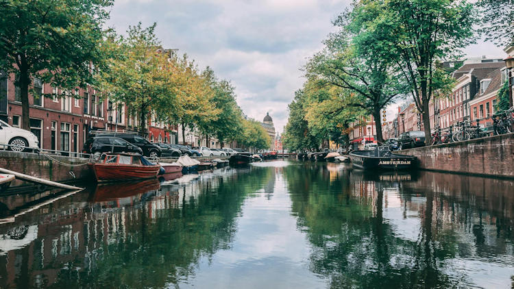 Amsterdam for the Sophisticated Traveler: From Private Canal Cruises to Floating Lounges