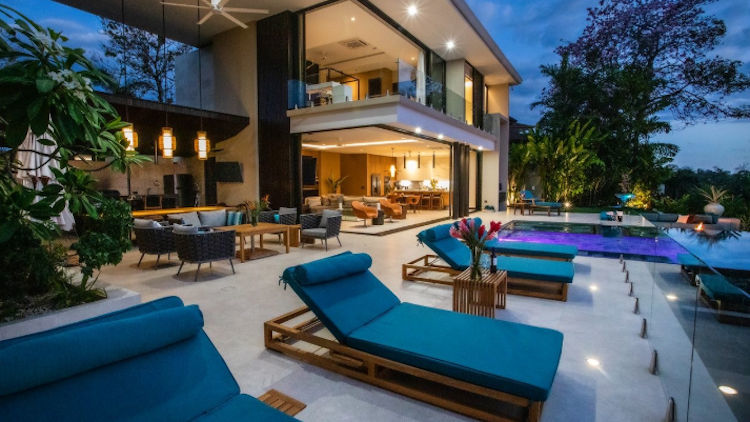 CR Vacation Properties: Experience Opulent Living in Manuel Antonio