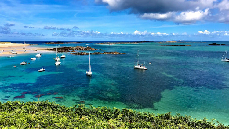 Top Websites to Bookmark Before Traveling Abroad