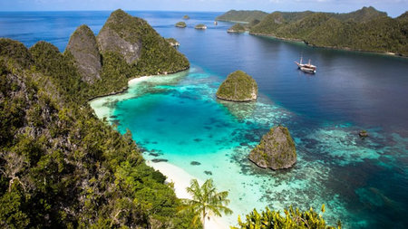 Explore the Indonesian Islands of Komodo National Park by Superyacht