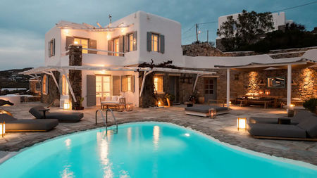 Vacations with Friends in Mykonos, Greece: Incredible Places for Unforgettable Days