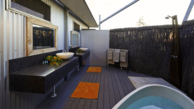 Berkeley River Lodge outdoor bathtub