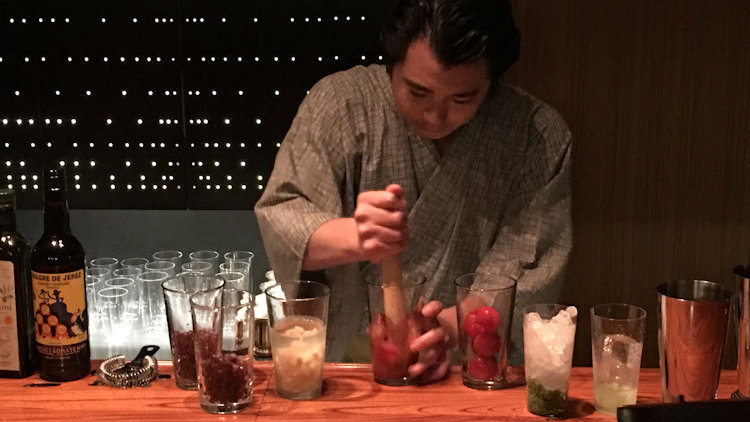 Bar Yunagi mixing cocktails