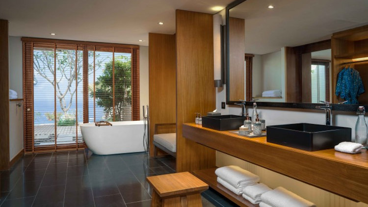 Six Senses Uluwatu cliff pool villa bath