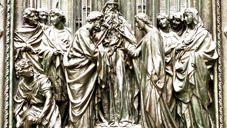 Milan Duomo sculpture