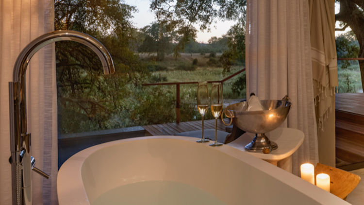 Dulini River lodge bathtub