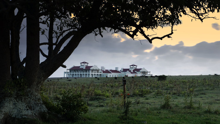 Estancia Vik exterior dusk