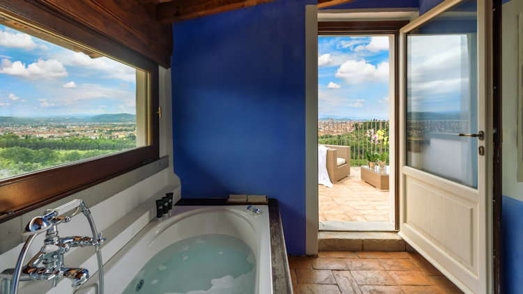 Luxury hotel bathtub 