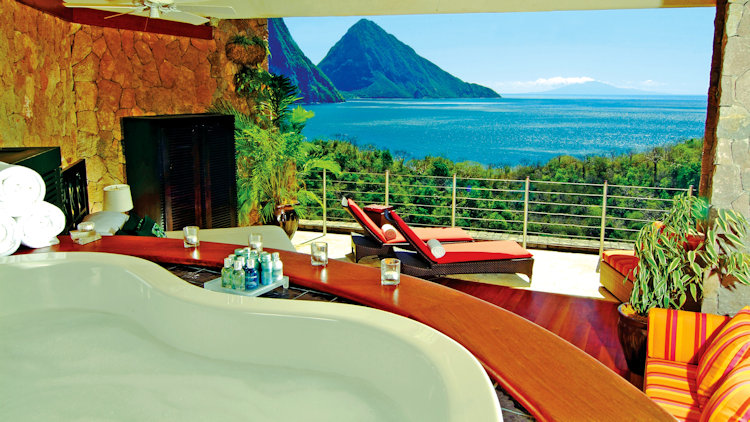 Luxury hotel bathtub 