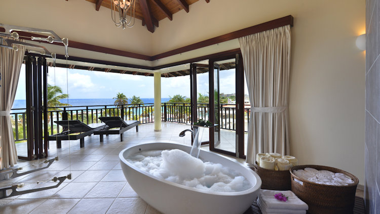 Luxury hotel bathtub 