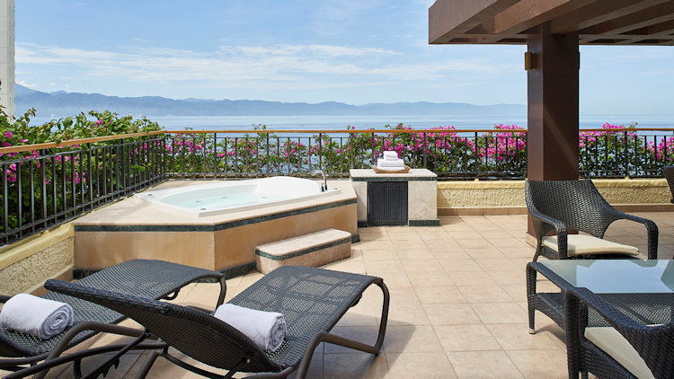 Luxury hotel bathtub 