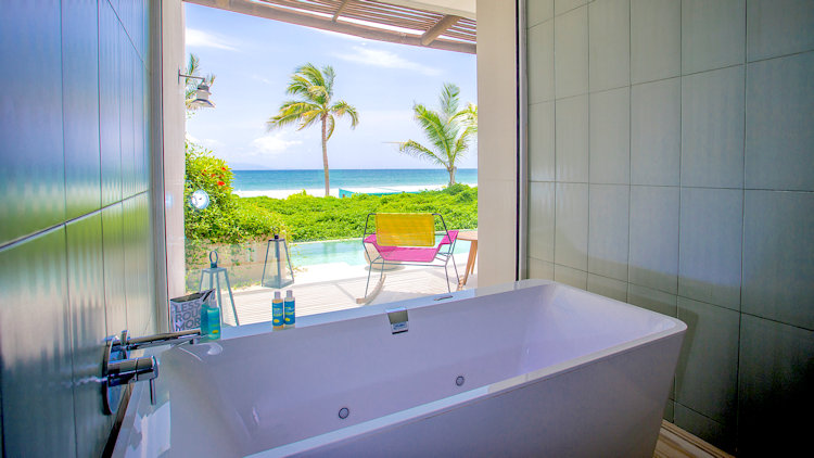 Luxury hotel bathtub 