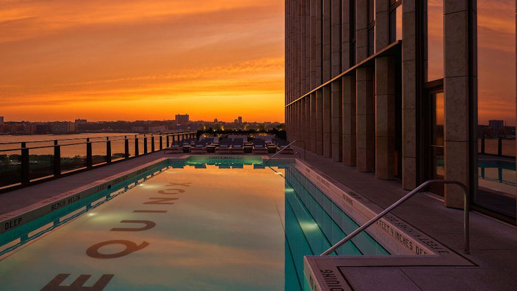 Puesta de sol sobre la piscina del hotel Equinox