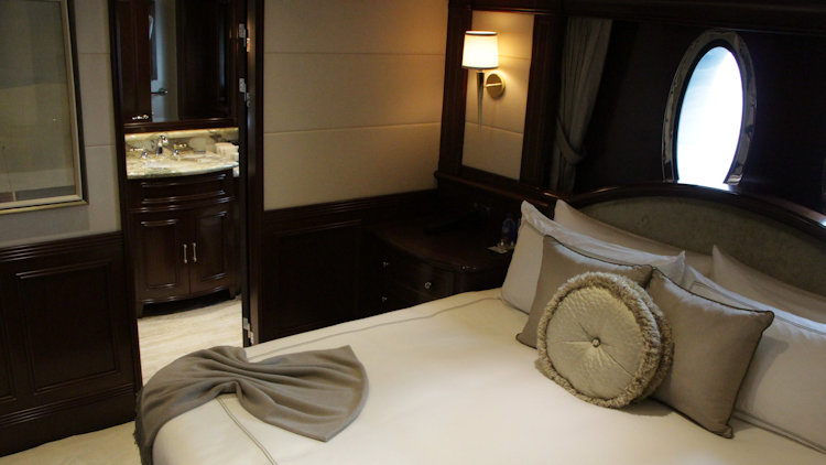 Loon yacht bedroom