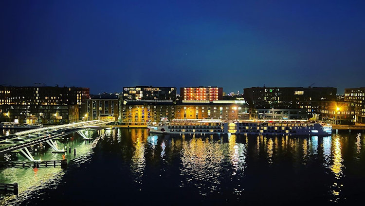 Hotel Jakarta Amsterdam river view