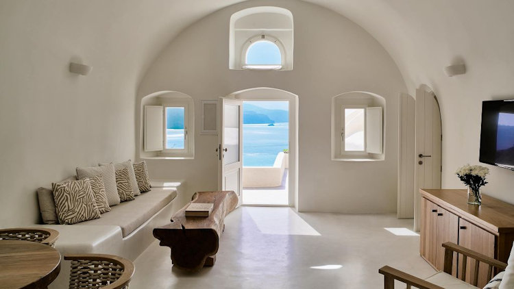 Mystique, Santorini