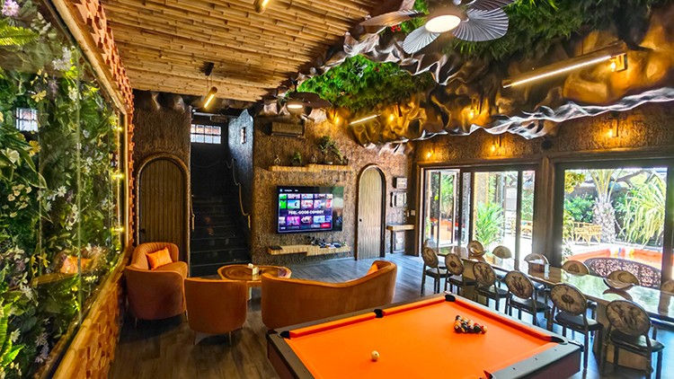 The jungle-themed living and dining area at MANJILAND, a 7-bedroom pool villa near Pattaya Walking Street