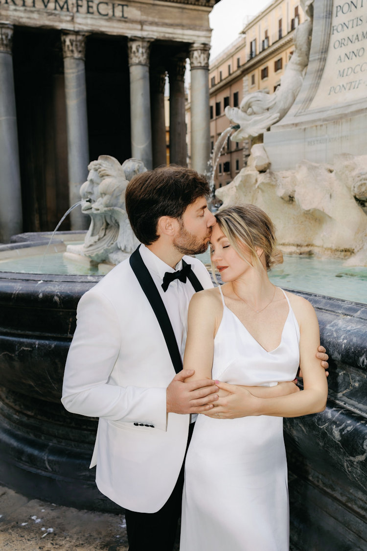 Groom and bride in front of the Pantheon portico on Piazza della Rotonda