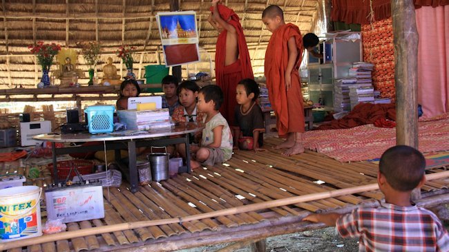 Anak-anak terlantar di Myanmar diasuh oleh biksu Budha