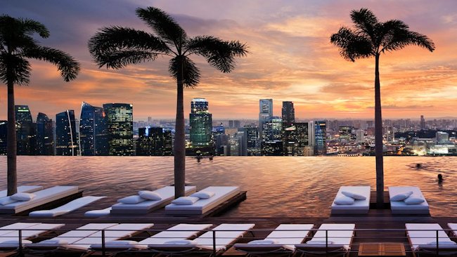 Pemandangan kota Singapura dari rooftop Marina Bay Sands
