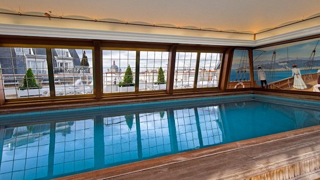 Hotel Le Bristol swimming pool